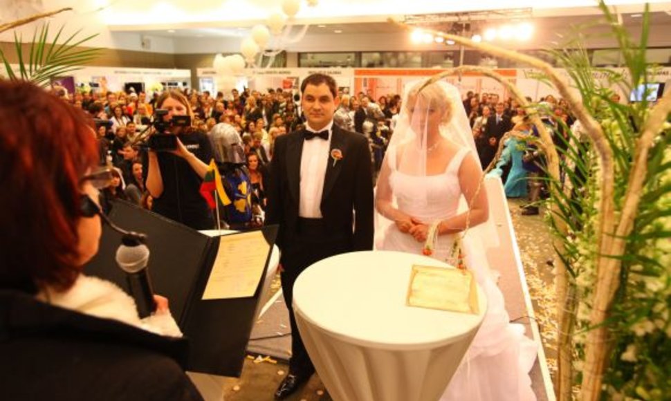 Paroda-šventė „Mūsų vestuvės!“. Susituokė Ž.Narkevičiūtė ir L.Jokubauskas.