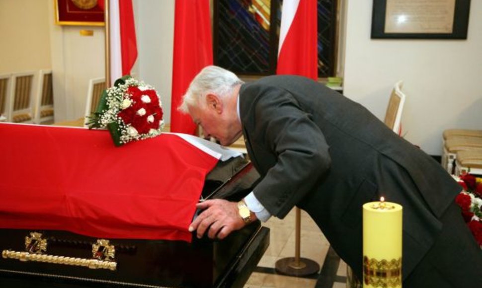 Prezidentas V.Adamkus pagerbė L.Kaczynskį