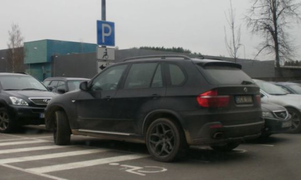 Visureigis BMW neįgaliųjų vietoje