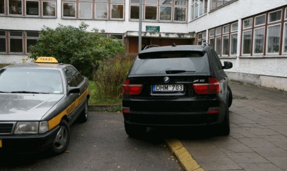 BMW prie rinkiminės apylinkės