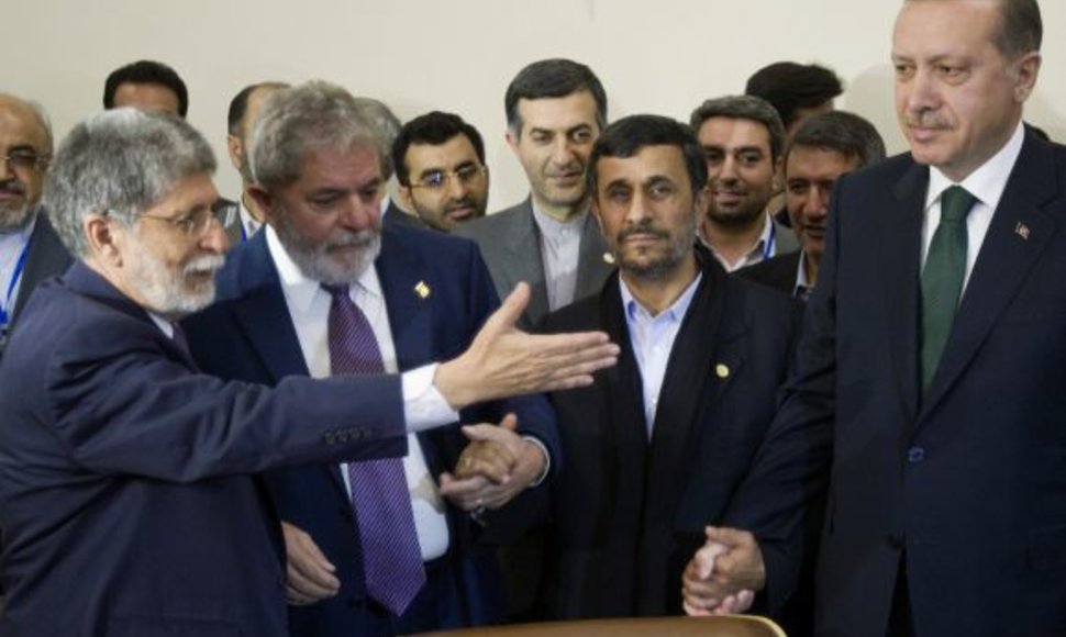 Brazilijos UR ministras Celso Amorim (kairėje), Irano prezidentas Mahmoudas Ahmadinejadasir Brazilijos presidentas Luizas Inacio Lula da Silva bei  Turkijos premjeras Tayyipas Erdoganas.
