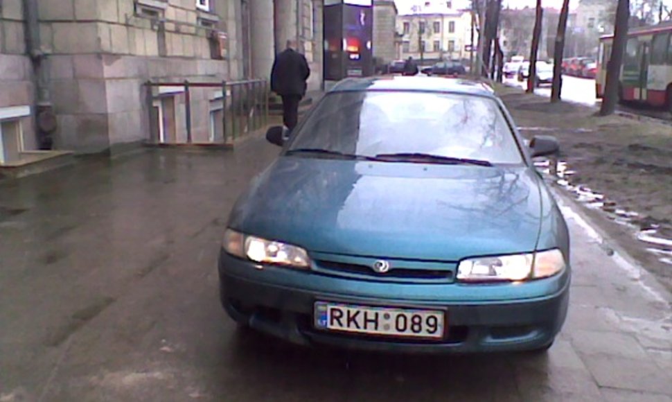 Mazda ant šaligatvio