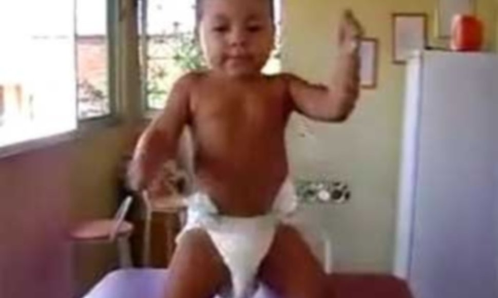 Kūdikis šoka sambą