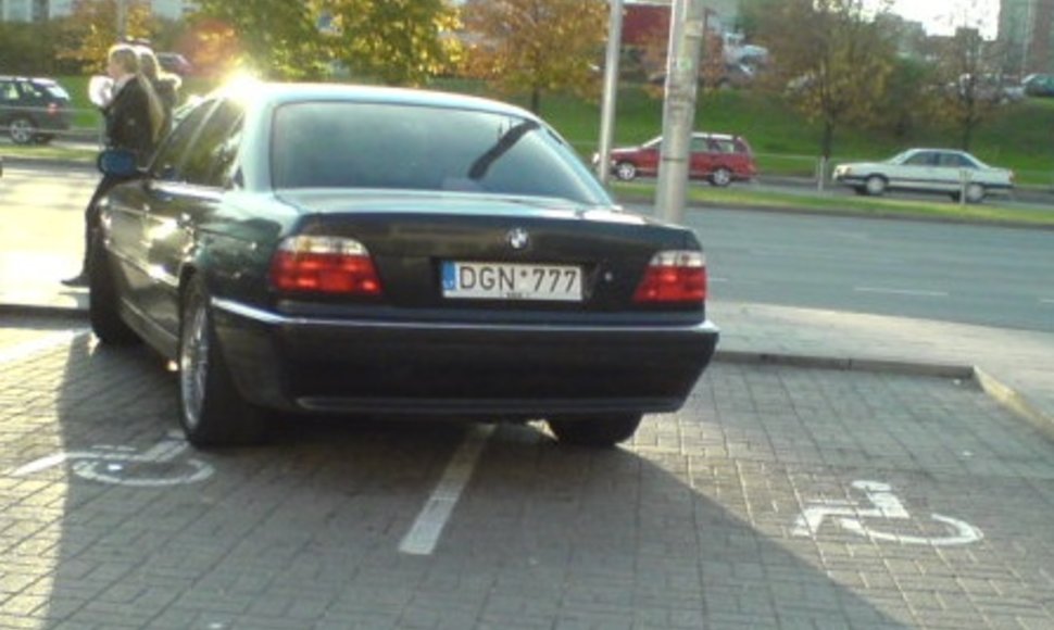 BMW neįgaliųjų vietoje