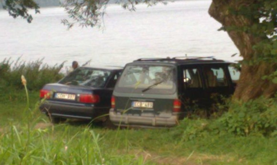 Automobiliai prie Akmenos ežero