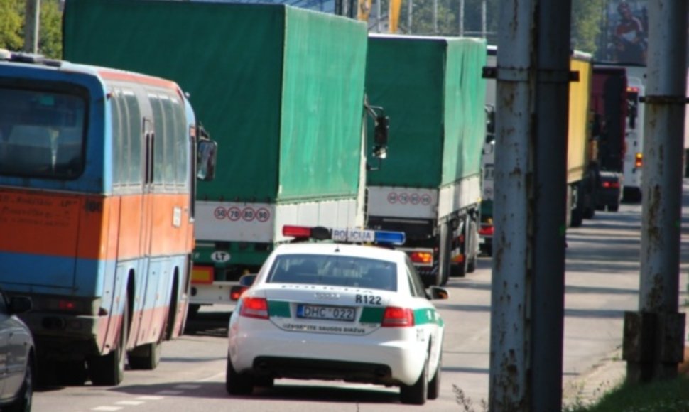 Policininkai važinėja juostomis, skirtomis miesto transportui