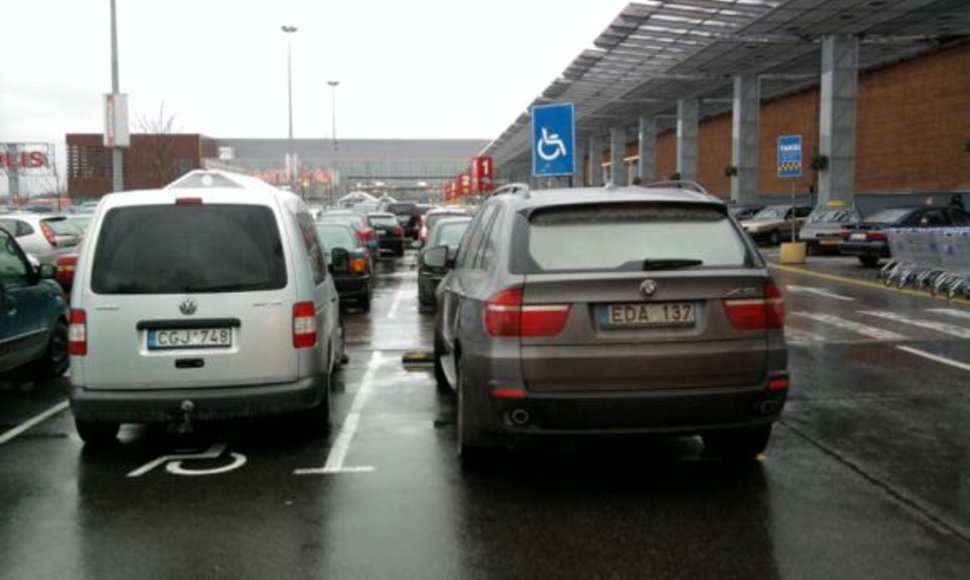 BMW ir „Volkswagenas“ prie prekybos centro „Akropolis“