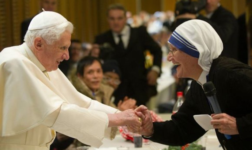 Popiežius Benediktas XVI pietavo su neturtingaisiais