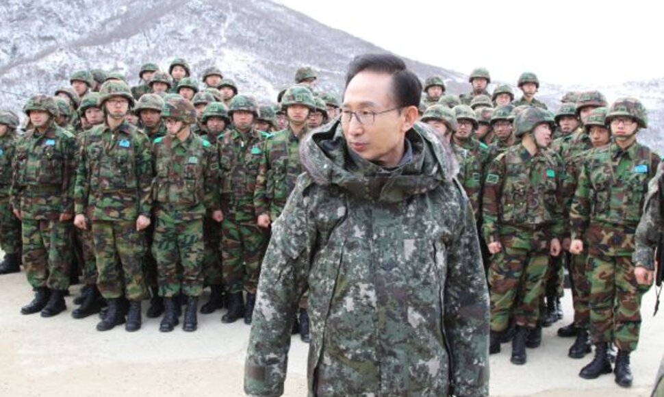 Pietų Korėjos kariniams apmokymams vadovavo prezidentas Lee Myung-Bakas