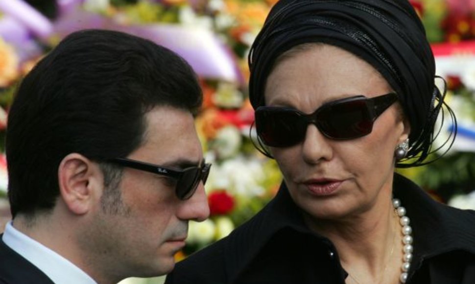 Farah Pahlavi, Irano šacho našlė su sūnum Ali Reza