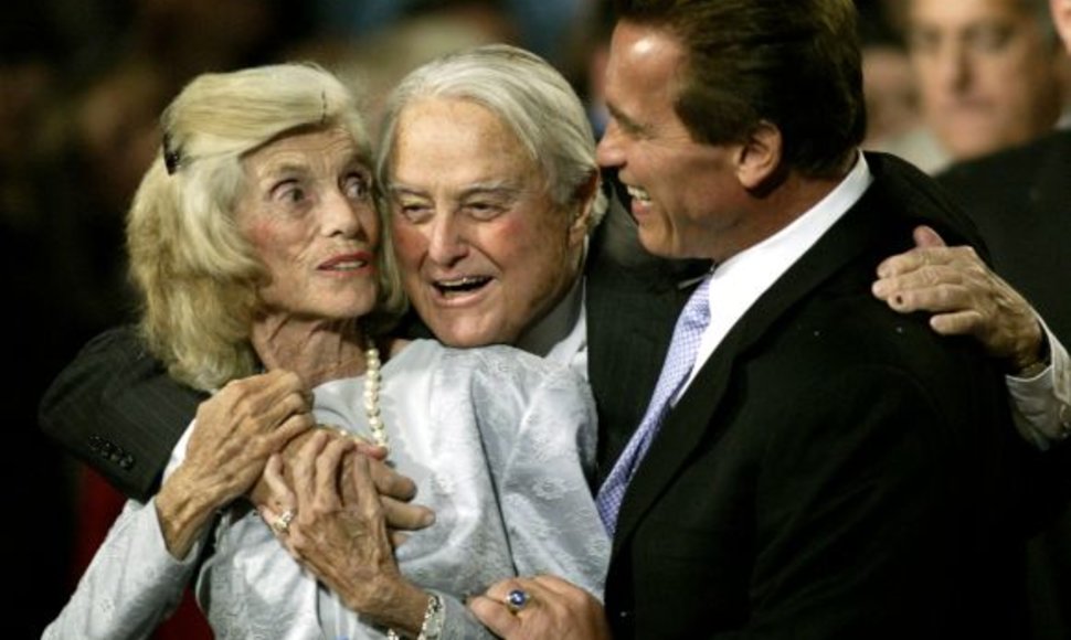 Arnoldas Schwarzeneggeris (dešnėje) su žmonos tėvais Sargentu ir Eunice Shriveriais