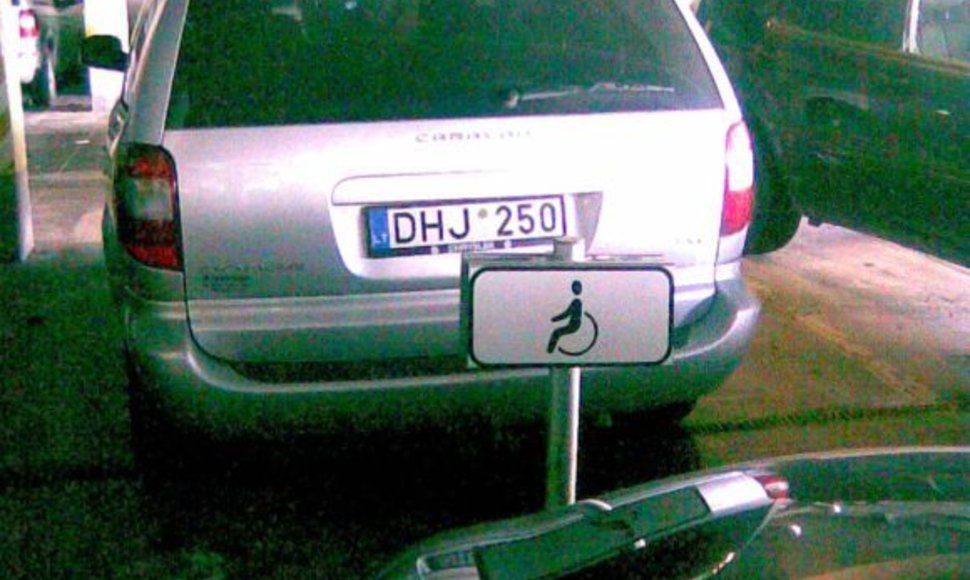 Fotopolicija: automobilis neįgaliųjų vietoje Šiauliuose