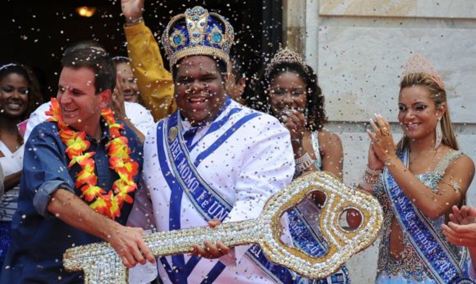 Rio de Žaneiro meras Eduardo paes perduoda karnavalo raktą karaliui Momo