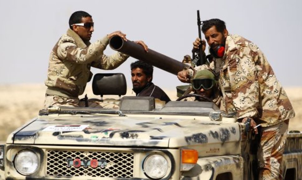 Sukilėlių pajėgos sunkiai atremia Kadhafi kariuomenės spaudimą