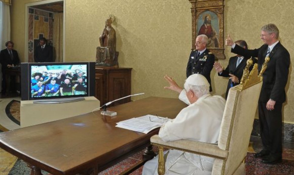 Popiežius Benediktas XVI bendravo su astronautais