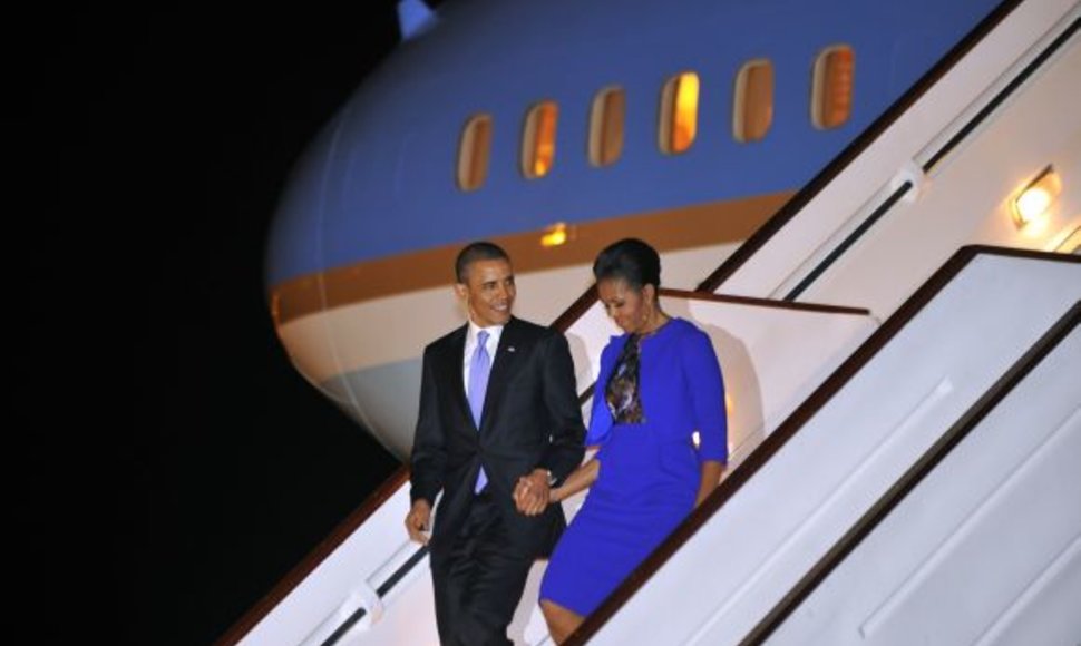 Barackas Obama su žmona Michelle Stanstedo oro uoste