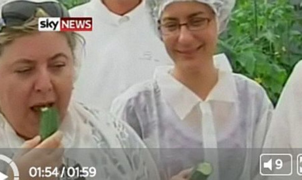 Ispanijos Žemės ūkio ministrė su kolegėm paragavo agurkų