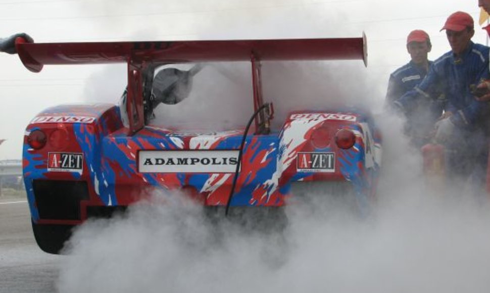 Degantis „AGM Kit Car“ Omnitel 1000 km lenktynėse 