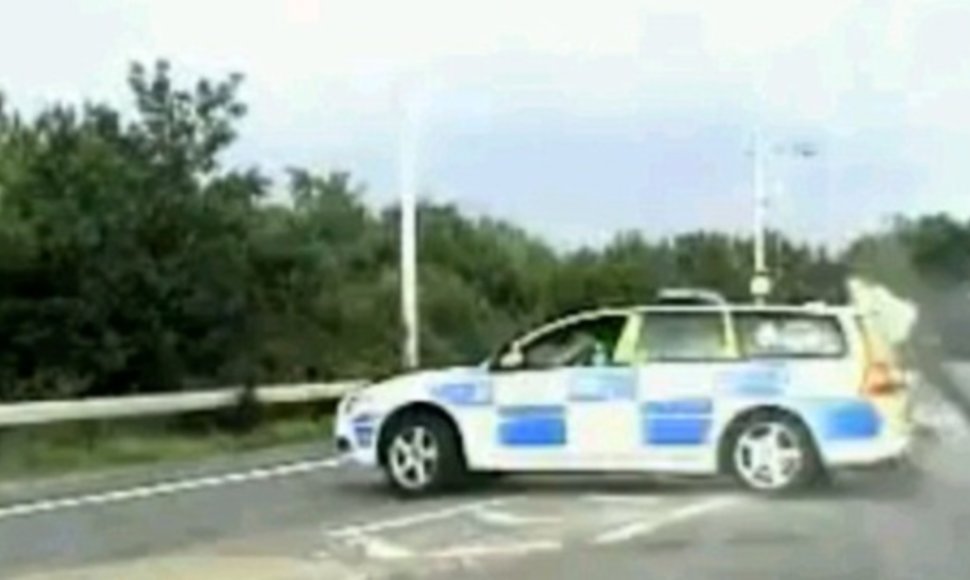 Didžiosios Britanijos greitkelyje policininkas sulaikė nusikaltėlį. 