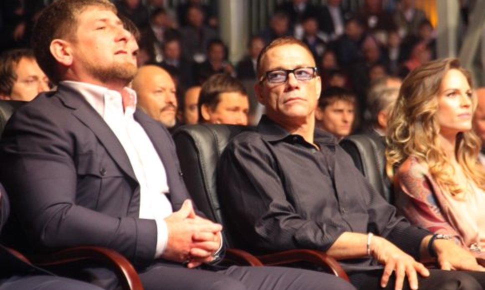 Ramzanas Kadyrovas gimtadienį šventė su Hilary Swank ir Van Damme'u