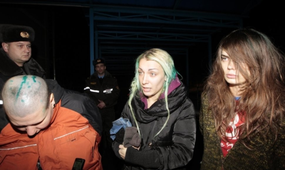 „Femen“ aktyvistės Aleksandra Nemčinova (iš kairės), Ina Ševčenko ir Oksana Šačko patyrė Baltarusijos pareigūnų smurtą.