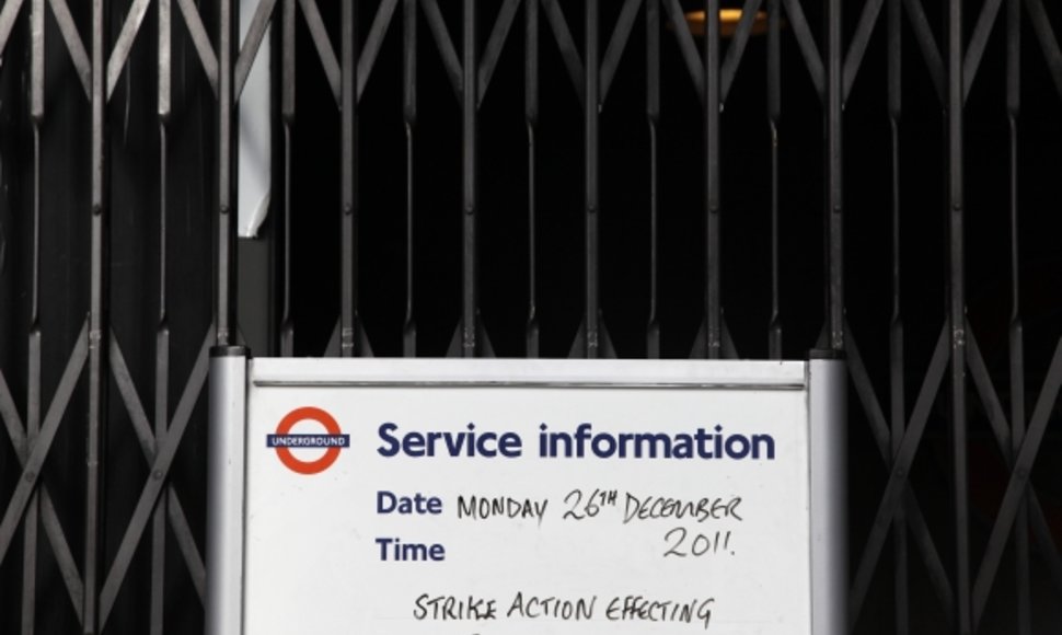 Londono metro keleivius pasitiko uždarytais vartais.