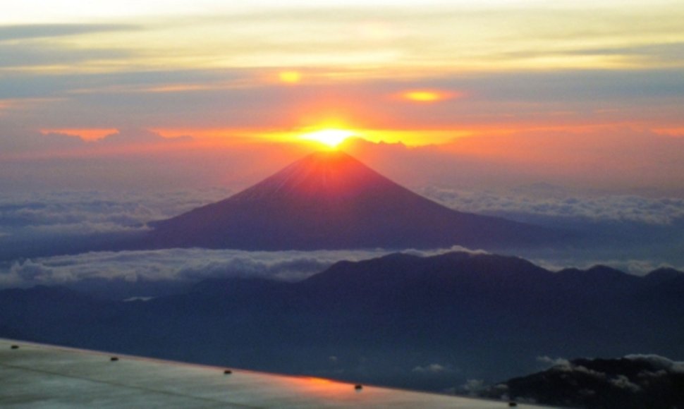 Virš Fudžijamos kalno pateka saulė.