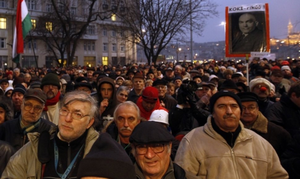 Valdančioji „Fidesz“ partija radikaliai keičia pagrindinius šalies įstatymus, nepaisydama tūkstančių vengrų protestų.