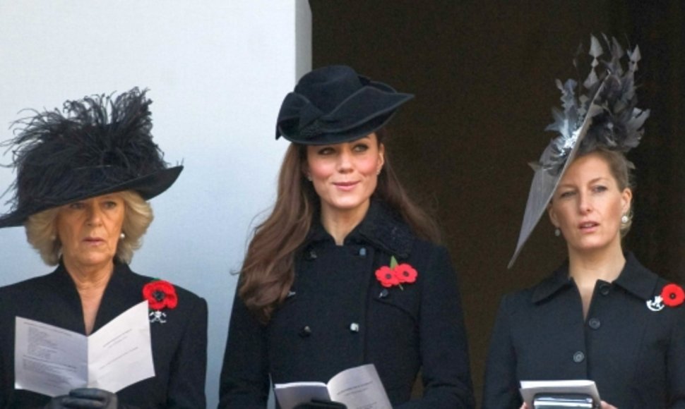 Catherine Middleton (centre) pripažinta stilingiausia skrybėlaičių dėvėtoja.