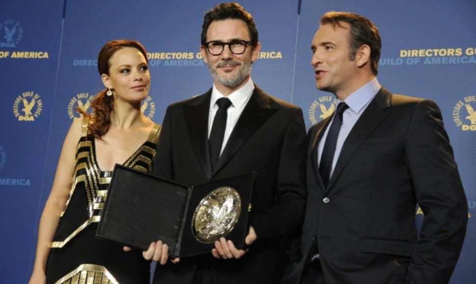 Michelis Hazanavicius (centre) su Amerikos režisierių gildijos apdovanojimu rankose