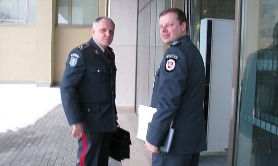 Į NSGK posėdį pirmadienį ryte atskubėjo Policijos departamento vadovybė – Policijos generalinis komisaras Vizgirdas Telyčėnas ir jo pavaduotojas Saulius Skvernelis.