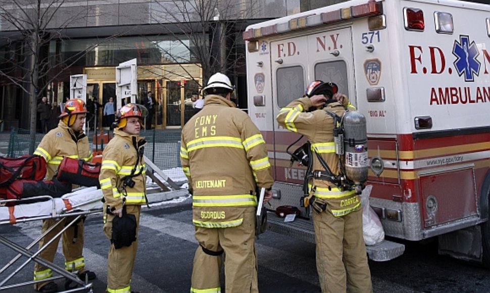 Į įvykio vietą buvo iškviesti ir Niujorko ugniagesių medicinos tarnyba.