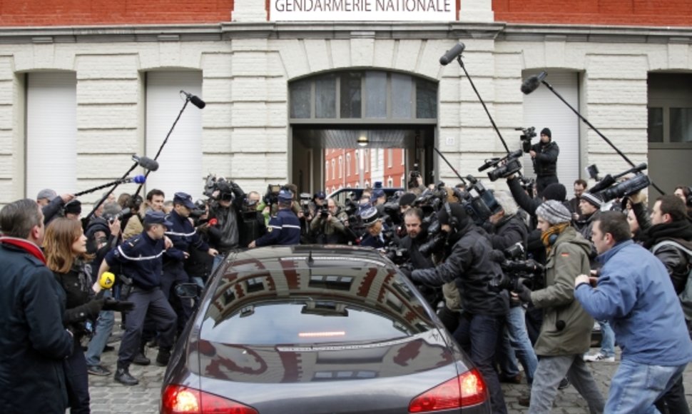 Dominique'as Straussas-Kahnas atvyksta į Lilio policiją.