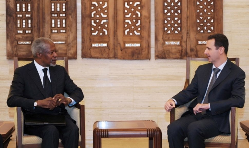 Kofi Annanas (kairėje) ir Basharas al Assadas