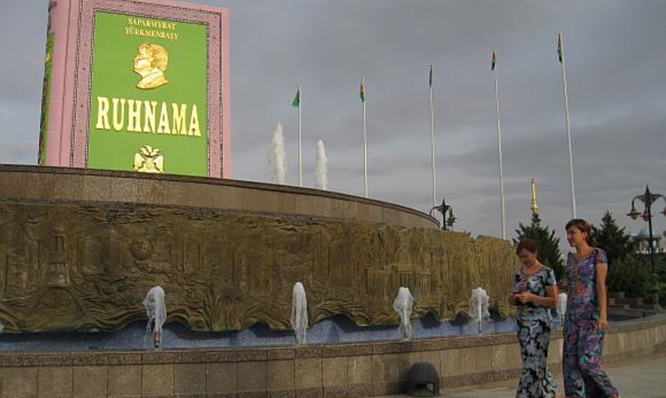 Turkmėnistano sostinėje Ašchabade „Ruhnamai“ anksčiau net buvo pastatytas paminklas.