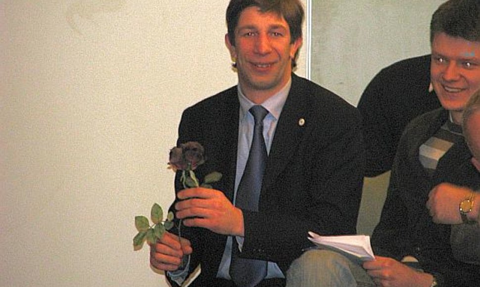 Antanas Nedzinskas dovanų gavo gėlę.