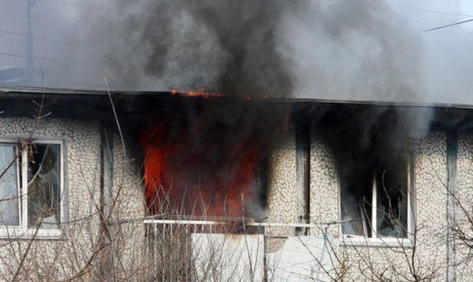 Pareigūnų mesta granata bute sukėlė gaisrą.