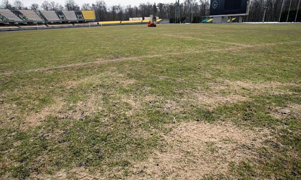 Ankstyvą pavasarį stadione žolės mažoka.
