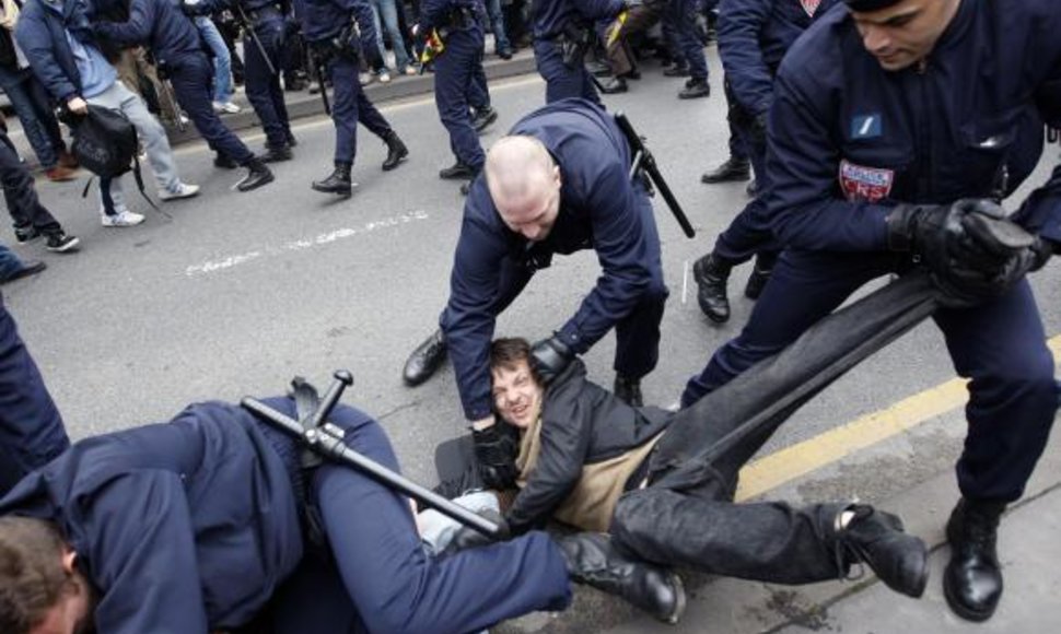 Olimpinio deglo nešimas per Paryžių pernai baigėsi protestuotojų ir policijos susirėmimais.