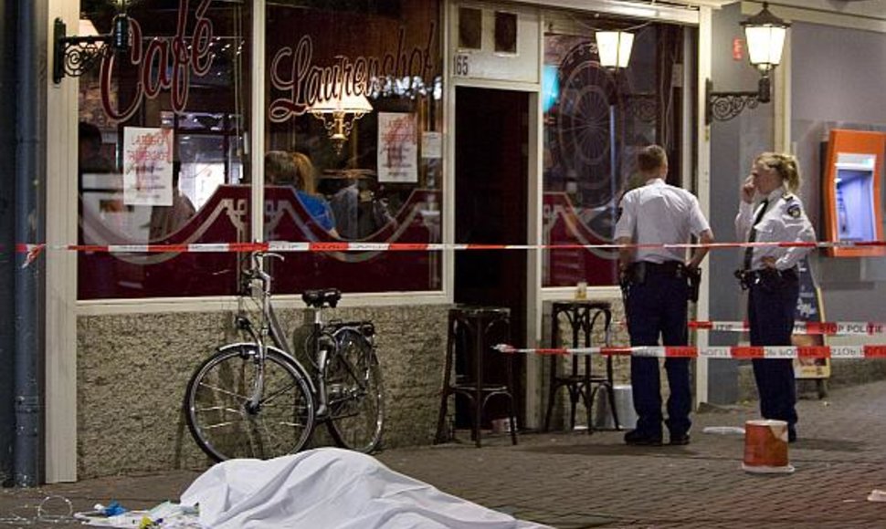 Olandų policija nusikaltimo vietoje greta kavinės.