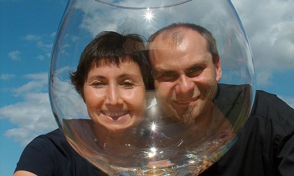 Lenkų „Stiklo duetas“ turi didžiausią stiklo arfą pasaulyje.