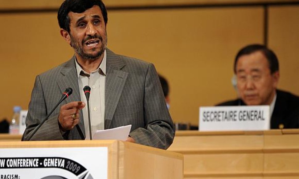 Mahmoudo Ahmadinejado kalba Ženevoje pakėlė ant kojų dešimtis kovos su rasizmu konferencijos dalyvių.