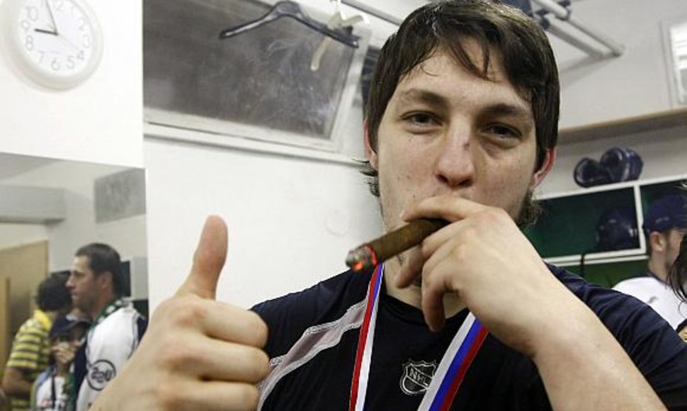Ladislavas Scurko balandžio 10-ąją dar rūkė pergalės cigarą po to, kai jo komanda iškovojo Slovakijos čempionės titulą.