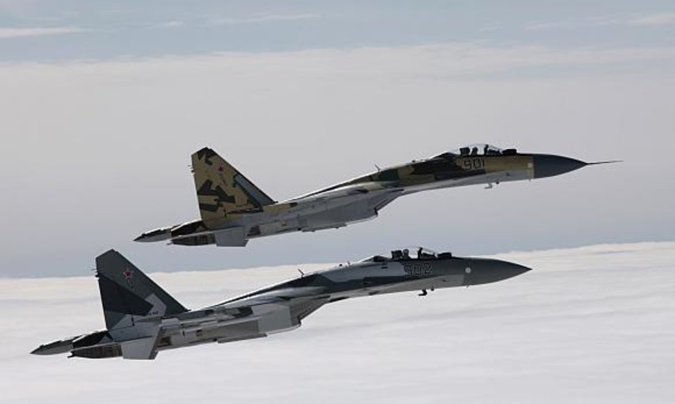 Du „Su-35“ prototipai skrydyje.