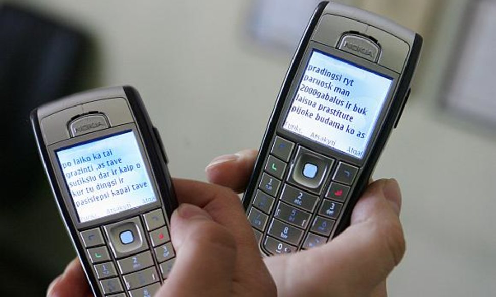 Vienas iš buvusio kalinio smurto įrodymų – mobiliajame telefone saugoma necenzūriniais žodžiais išmarginta šeimai grasinanti trumpoji žinutė.