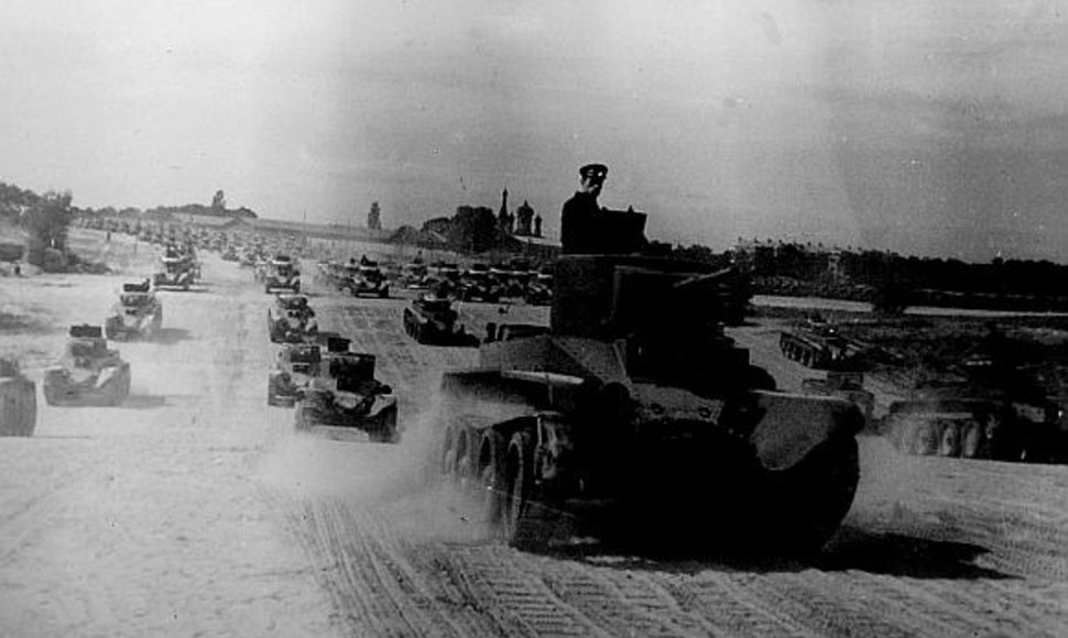 Sovietų tankai praėjusio amžiaus ketvirtą dešimtmetį