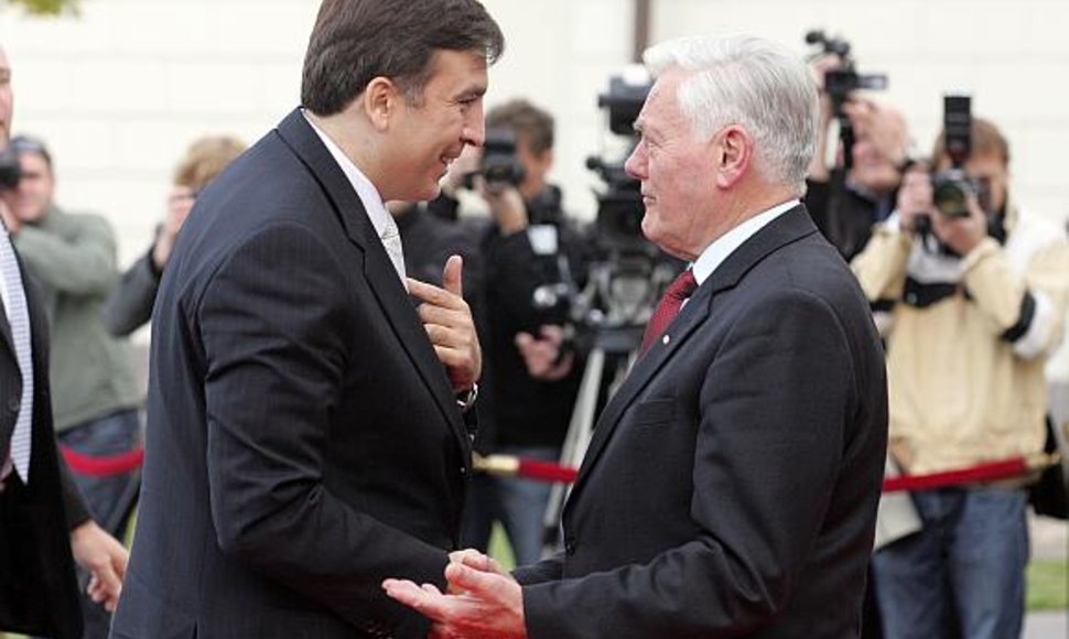 Valdas Adamkus į Michailo Saakašvilio kvietimą atvykti į Gruziją atsakė tik sveikinimu.