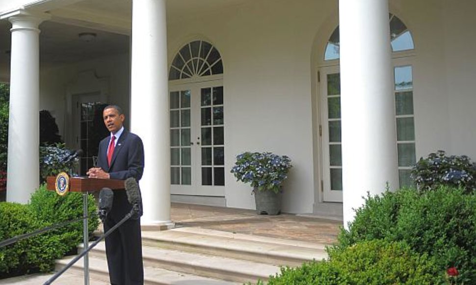 Barackas Obama Baltųjų rūmų fone