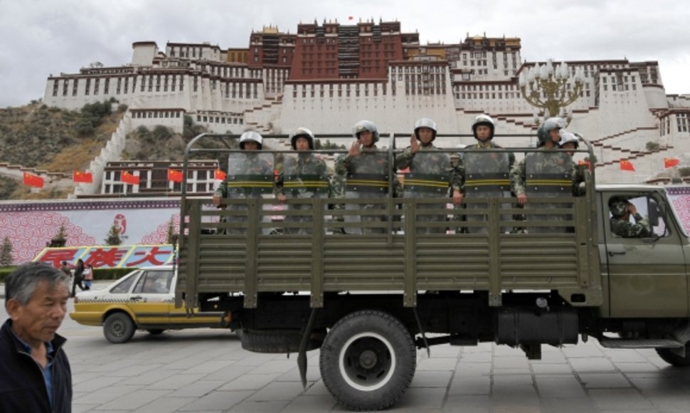 Kinijos riaušių policija patruliuoja prie Potalos rūmų Tibeto sostinėje Lhasoje.
