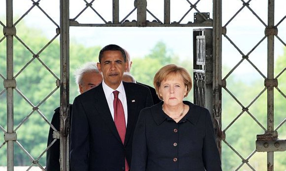 Barackas Obama ir Angela Merkel įžengia pro Buchenvaldo koncentracijos stovyklos varrtus.